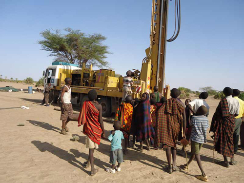 Community members gathering to a selected drilling site at Nawaitarong village.: Photograph © UNESCO/Nairobi Office